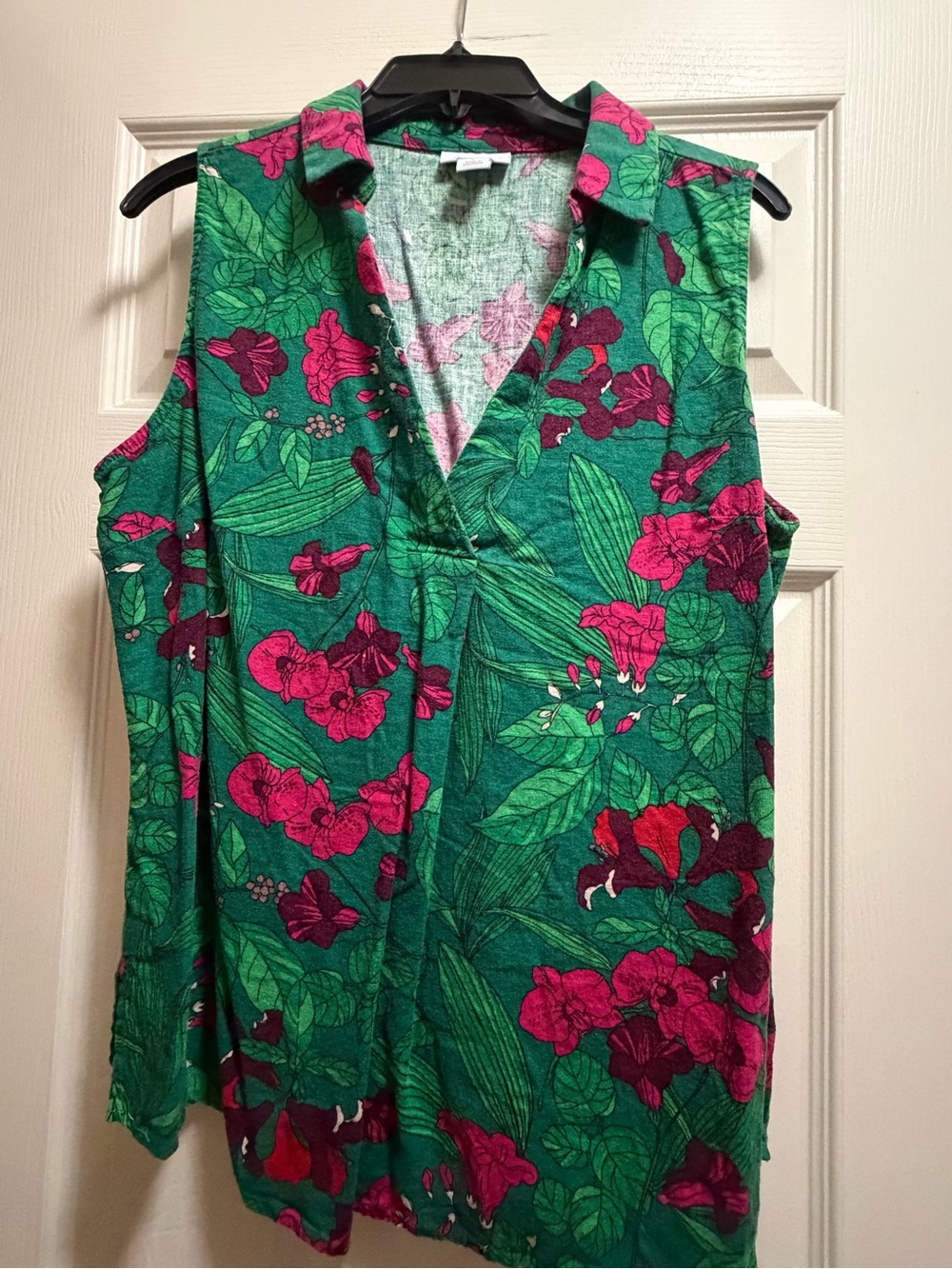 NWOT Liz Claiborne Green Sleeveless Floral Tunic with Pink Accents